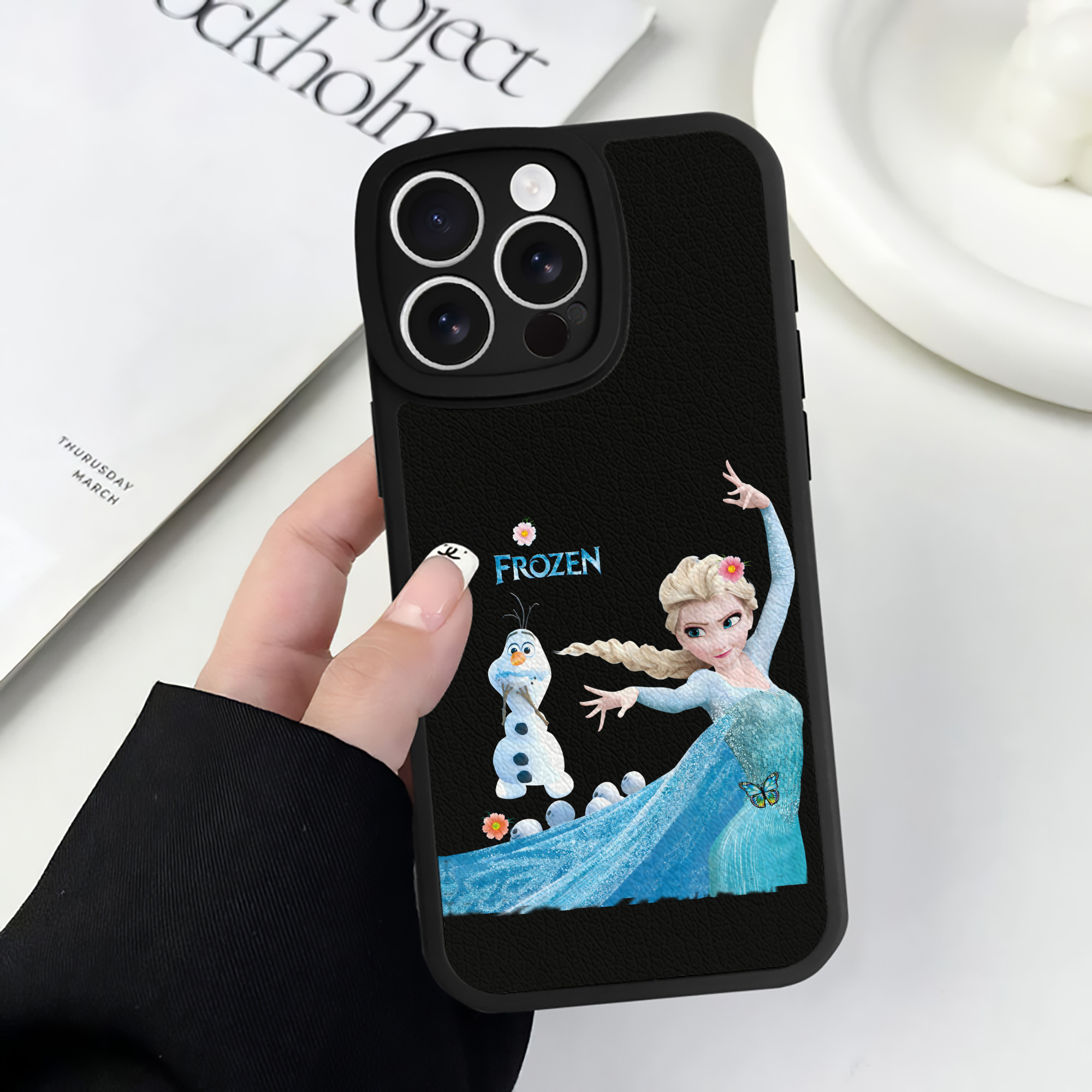（画像用） アナと雪の女王 アンナ エルサ Frozen Anna Elsa 【iPhone 16シリーズ対応】シリコンスマホケース（レザー調） 材質：シリコン